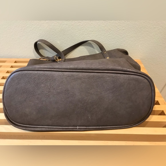 A large leather-like tote - Picture 6 of 8